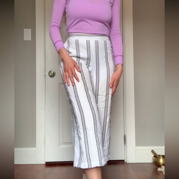 Lightweight Lined Capri Flowy Pants - Picture 1 of 3